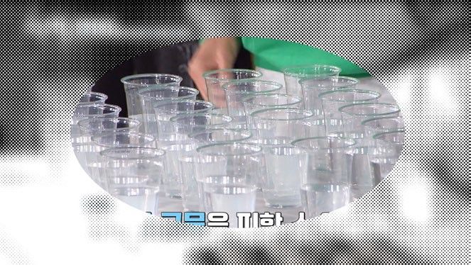 KBS2 예능 프로그램 ‘1박2일’에서 미션 수행을 위해 일회용 플라스틱 음료 용기를 노출시킨 장면. 그린피스 제공.