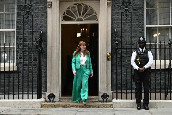영국 총선 다음날인 지난 7월5일(현지시간) 노동당 소속 앤절라 레이너 부총리가 총리 관저가 있는 다우닝가 10번지를 떠나고 있다. AFP연합뉴스