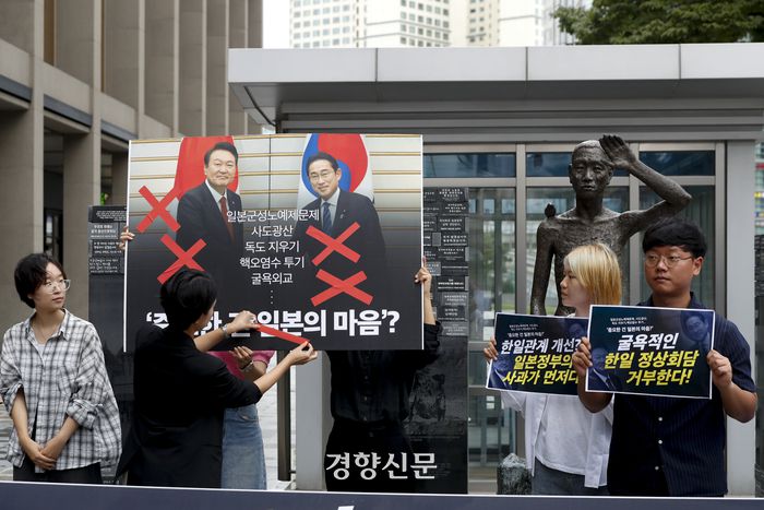 평화나비네트워크, 대학생겨레하나, 대학생역사동아리연합, 진보대학생넷, 청년진보당 등 소속 대학생·청년들이 기시다 일본 총리가 방한한 6일 서울 용산역 광장 강제징용노동자상 앞에서 열린 정부의 굴욕적 대일외교 규탄 기자회견에서 퍼포먼스를 하고 있다. 문재원 기자