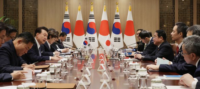 윤석열 대통령이 6일 한국을 방문한 기시다 후미오 일본 총리와 용산 대통령실에서 한일 정상회담을 가지며 모두 발언을 하고 있다. 대통령실사진기자단