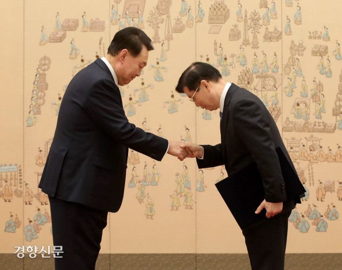 윤석열 대통령이 9일 용산 대통령실 청사에서 박종준 신임 대통령경호처장에게 임명장을 수여한 뒤 악수하고 있다. 김창길 기자 cut@kyunghyang.com