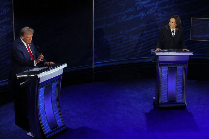 10일(현지시간) 미국 민주당 대선후보인 카멀라 해리스 부통령(오른쪽)과 미국 공화당 대선 후보인 도널드 트럼프 전 대통령이 펜실베이니아주 필라델피아의 국립헌법센터에서 ABC 방송 주최로 진행된 TV 토론을 하고 있다. 로이터연합뉴스