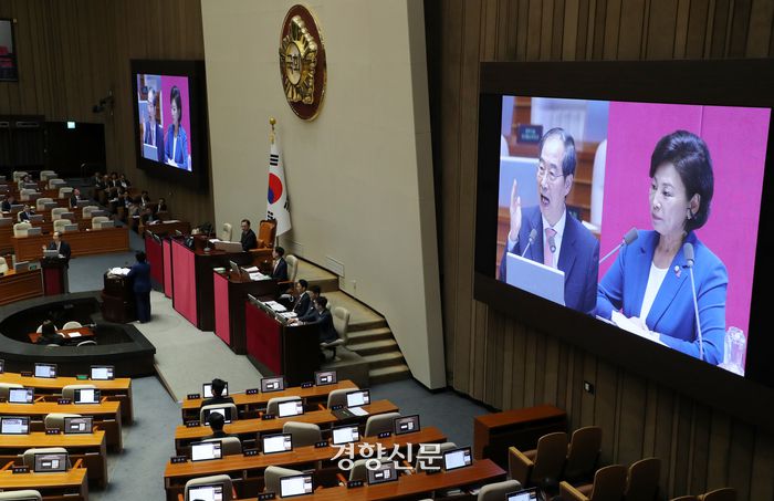 한덕수 국무총리가 12일 국회 본회의 교육·사회·문화 분야의 대정부질문에서 민주당 의원들과 설전을 하고 있다. 박민규 선임기자