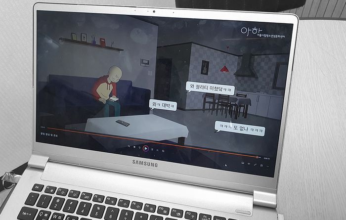 아하청소년성문화센터에서 사용하는 애니메이션 상담 자료 중 일부. 해당 애니메이션에서는 가해 학생이 친구의 얼굴 사진을 여성의 몸매가 강조된 다른 사진에 합성해 카톡방에서 공유하며 농담을 나누는 모습이 등장한다. 이예슬 기자