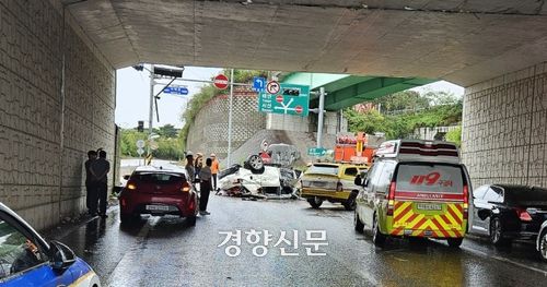 충남 서산시 음암면 탐곡교차로 부근에서 지난 14일 빗길 교통사고가 발생해 1명이 숨지고 2명이 크게 다쳤다. 연합뉴스