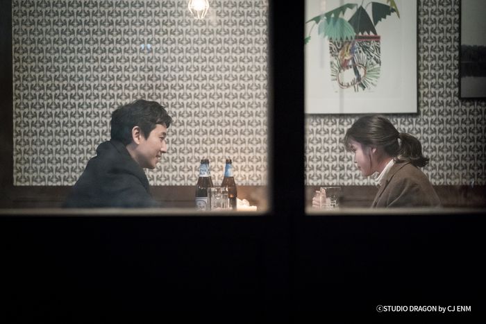 올해 부산국제영화제 특별전 ‘고운 사람, 이선균’에선 지난해 목숨을 끊은 배우 이선균(왼쪽)이 주연을 맡은 드라마 <나의 아저씨>를 비롯해 대표작 6편을 상영한다. 부산국제영화제 제공