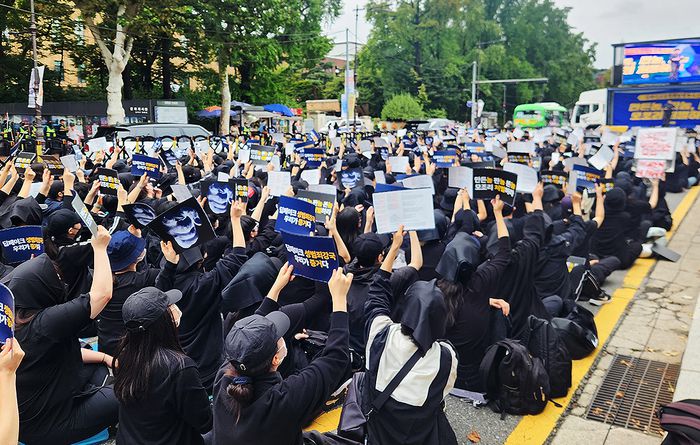 여성혐오폭력규탄공동행동이 21일 오후 서울 종로구 마로니에공원 앞 도로에서 ‘딥페이크 성착취물 엄벌 촉구’ 시위 벌이고 있다. 이날 집회에는 주최 측 추산 5천여명이 참가했다. 연합뉴스