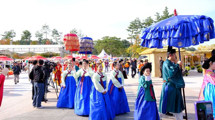 충북 영동군 영동읍 매천리 레인보우 힐링관광지 일원에서 지난해 열린 ‘ 영동난계국악축제’ 참가자들이 거리퍼레이트를 선보이고 있다. 영동군 제공.