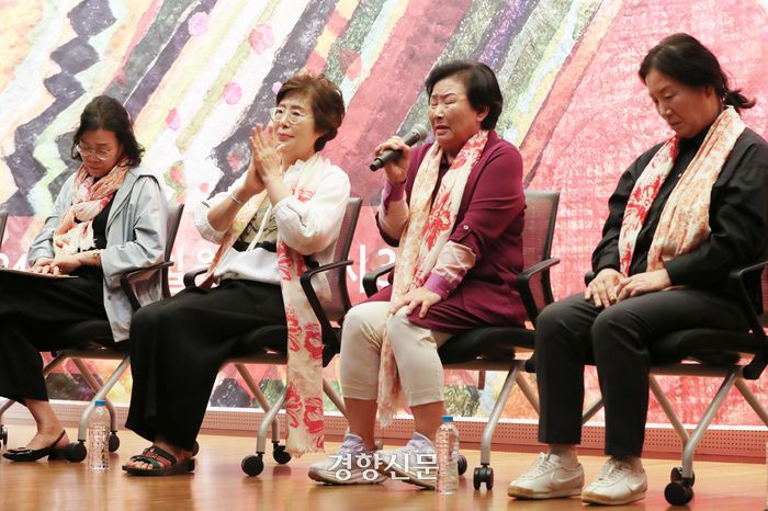 5·18 성폭력 피해자 증언대회 ‘용기와 응답’이 열린 30일 서울 여의도 국회도서관 강당에서 최경숙씨가 발언하고 있다. 왼쪽부터 열매 모임 최미자, 김선옥, 최경숙, 김복희씨. 2024.09.30 한수빈 기자