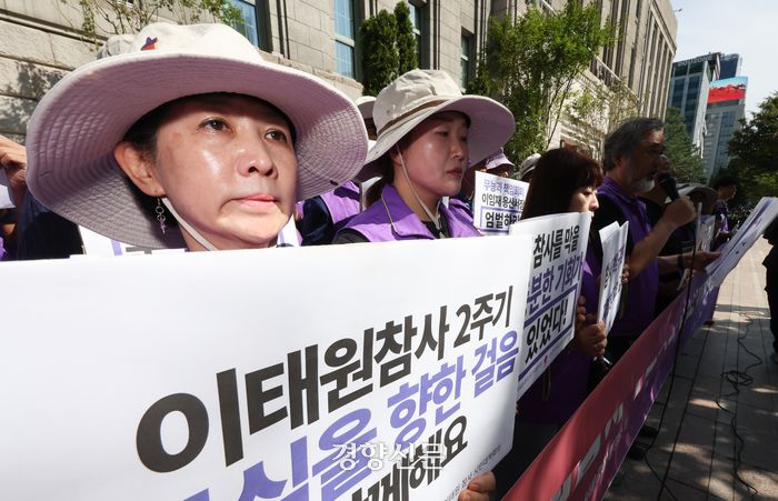 이태원 참사 희생자 고 이상은씨 어머니 강선이씨가 30일 서울 중구 서울 도서관 앞에서 열린 10.29 이태원 참사 2주기 추모의 달 선포 기자회견에 참석해 있다. 성동훈 기자