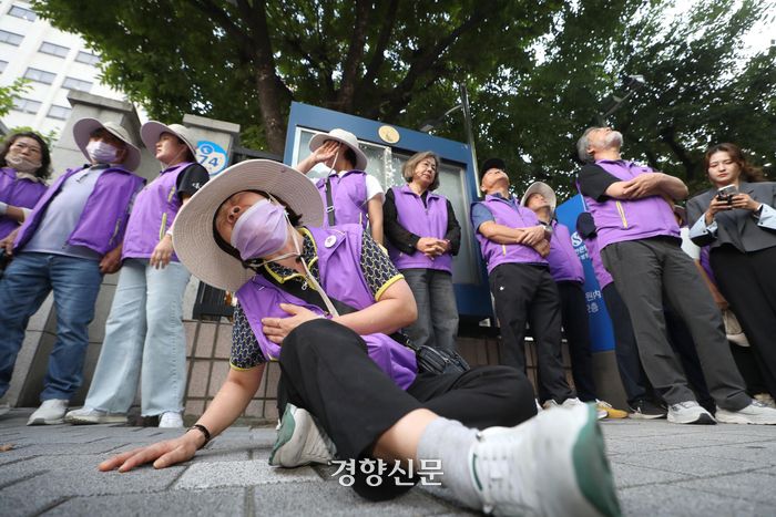 이태원 참사 부실 대응 혐의를 받는 박희영 서울 용산구청장이 30일 1심 선고로 무죄를 선고받고 서울 마포구 서울서부지법을 빠져나가자 유가족들이 분통을 터트리며 울고 있다. 김창길 기자