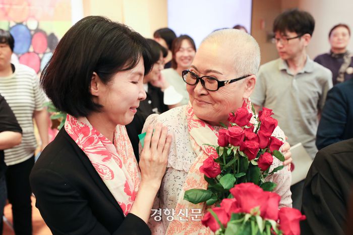 5·18 성폭력 피해자 증언대회 ‘용기와 응답’이 열린 30일 서울 여의도 국회도서관 강당에서 서지현 전 검사(왼쪽)가 이남순씨의 어깨를 다독이고 있다. 2024.09.30 한수빈 기자