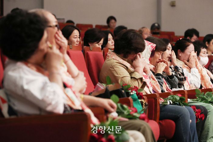 5·18 성폭력 피해자 증언대회 ‘용기와 응답’이 열린 30일 서울 여의도 국회도서관 강당에서 성폭력 피해 당사자들이 증언을 들으며 눈물 짓고 있다. 2024.09.30 한수빈 기자