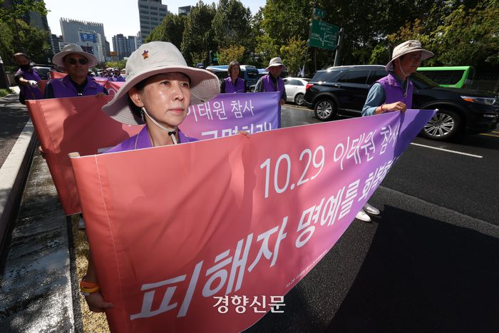 이태원 참사 희생자 고 이상은씨 어머니 강선이씨가 30일 서울 중구 서울 도서관 앞에서 열린 10.29 이태원 참사 2주기 추모의 달 선포 기자회견을 마친 뒤 서울 서부지방법원을 향해 행진하고 있다. 성동훈 기자