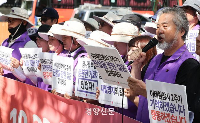 이정민 이태원 참사 유가족협의회 위원장이 30일 서울 중구 서울 도서관 앞에서 열린 10.29 이태원 참사 2주기 추모의 달 선포 기자회견에서 발언하고 있다.  성동훈 기자