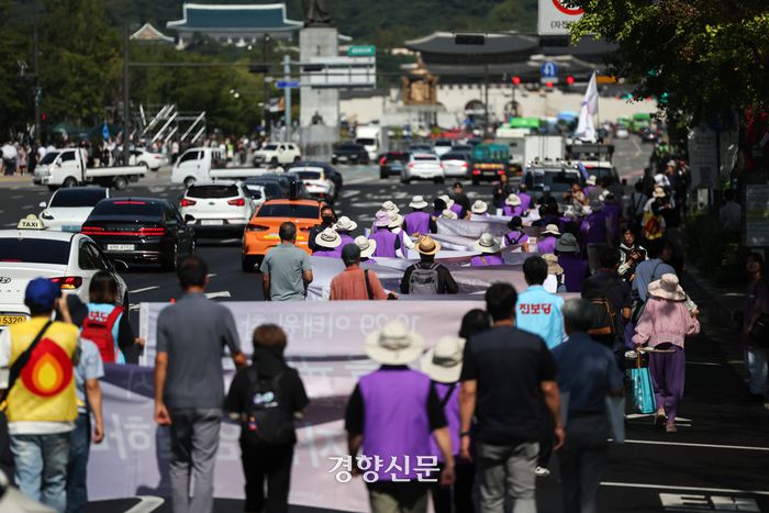 이태원 참사 유가족협의회 및 시민단체 회원들이 30일 서울 중구 서울 도서관 앞에서 10.29 이태원 참사 2주기 추모의 달 선포 기자회견을 마치고 서울 서부지방법원을 향해 행진하고 있다. 성동훈 기자