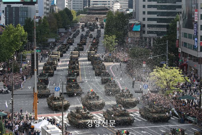 1일 서울 세종대로 광화문 광장에서 선군 76주년 국군의날 시가행진이 열리고 있다. 정효진 기자