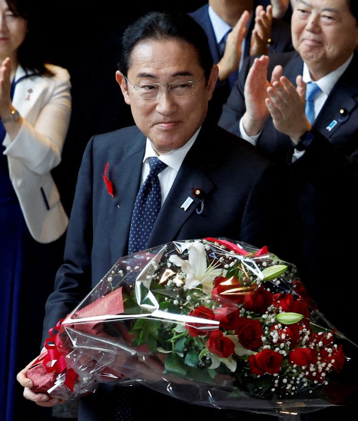 기시다 퇴임 기시다 후미오 전 일본 총리가 1일 도쿄 총리관저를 떠나기 전 퇴임 꽃다발을 받고 있다. 로이터연합뉴스