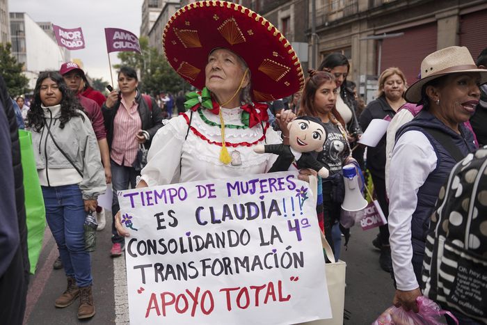 1일(현지시간) 클라우디아 셰인바움 신임 대통령 지지자들이 취임 연설이 이뤄진 멕시코시티 중앙광장으로 모여들고 있다. 사진 속 여성의 손팻말에는 스페인어로 ‘여성 시대. 클라우디아의 굳센 변화를 전폭적으로 지지한다’고 적혀 있다. AP연합뉴스