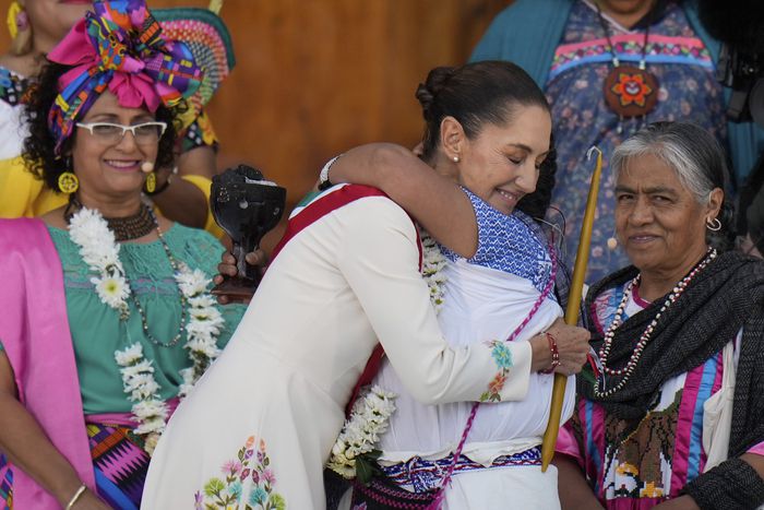 1일(현지시간) 클라우디아 셰인바움 신임 멕시코 대통령이 멕시코시티 소칼로 광장에서 원주민 여성과 포옹하고 있다. AP연합뉴스