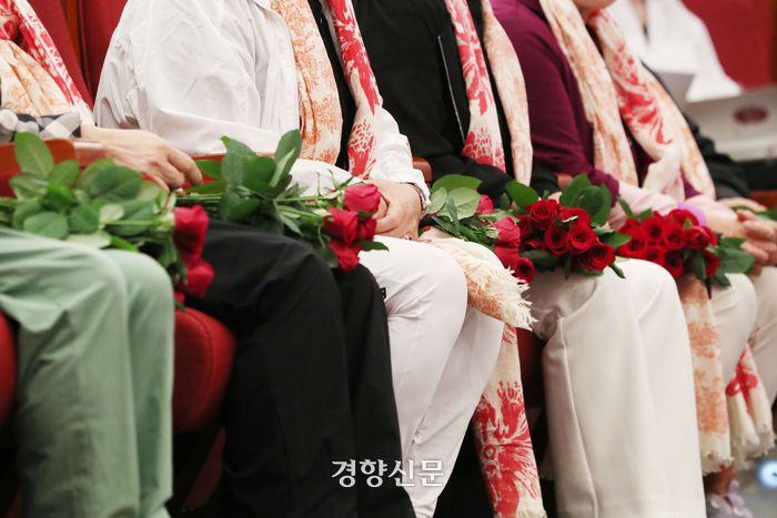 서울 여의도 국회도서관 강당에서 5·18 성폭력 피해자 증언대회 ‘용기와 응답’이 열린 30일 성폭력 피해 당사자들이 장미를 들고 있다. 한수빈 기자