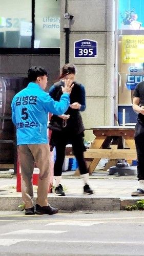 지지를 호소하는 무소속 김병연 강화군수 후보. 연합뉴스 제공