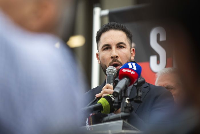 지난달 25일(현지시간) 이스라엘의 레바논 공습에 항의하는 시위가 열린 미국 미시간주 디어본 ‘헨리 포드 센티니얼 도서관’ 앞에서 압둘라 하무드 디어본 시장이 연설하고 있다. AP연합뉴스