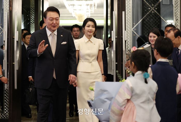 윤석열 대통령과 김건희 여사가 6일(현지시간) 필리핀 마닐라의 한 호텔에서 열린 동포만찬간담회에 참석하며 화동들과 인사하고 있다. 김창길 기자