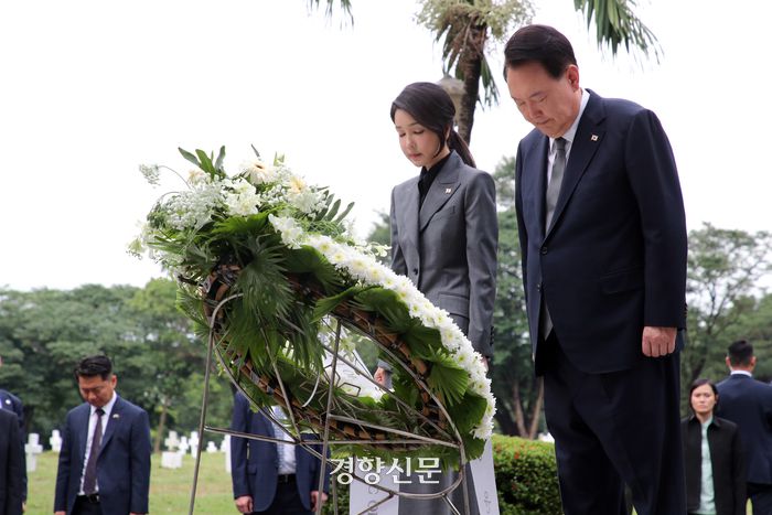 윤석열 대통령과 김건희 여사가 6일(현지시간) 한국의 현중원에 해당하는 필리핀 영웅묘지 내 한국전 참전 기념비에 헌화와 묵념을 하고 있다. 김창길 기자