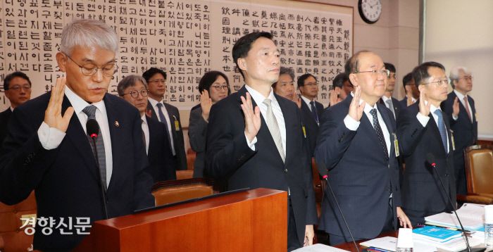 대법원 국감 천대엽 법원행정처장(왼쪽)과 관계자들이 7일 국회 법제사법위원회에서 열린 대법원 등에 대한 국정감사에서 증인선서를 하고 있다. 박민규 선임기자