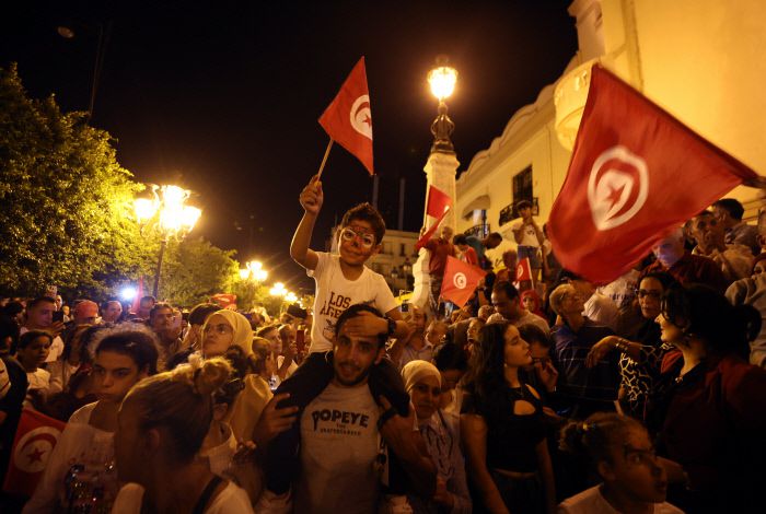 카이스 사이에드 튀니지 대통령을 지지하는 시민들이 6일 밤(현지시간) 사이에드 대통령이 대선에서 승리할 것이라는 비공식 결과가 발표되자 수도 튀니스에서 국기를 흔들며 축하하고 있다. EPA연합뉴스