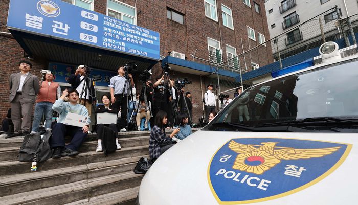 7일 오전 서울 용산경찰서에서 취재진이 음주운전 사고를 일으킨 문재인 전 대통령의 딸 다혜씨의 출석을 기다리고 있다. 연합뉴스