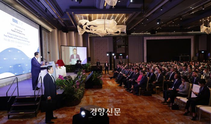 윤석열 대통령이 9일 싱가포르 한 호텔에서 ‘자유, 평화, 번영의 인도-태평양을 위한 한반도 통일 비전’을 주제로 싱가포르 렉처 연설을 하고 있다. 김창길기자