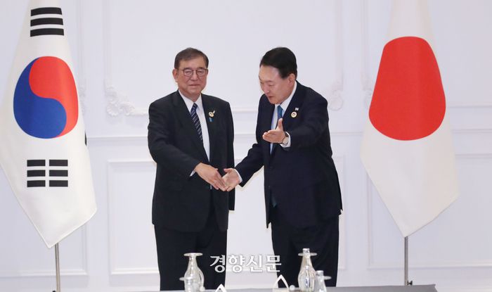 윤석열 대통령과 이시바 시게루 일본 총리가 10일 라오스 비엔티안의 한 호텔에서 정상회담에 앞서 기념촬영을 하고 있다. 김창길기자