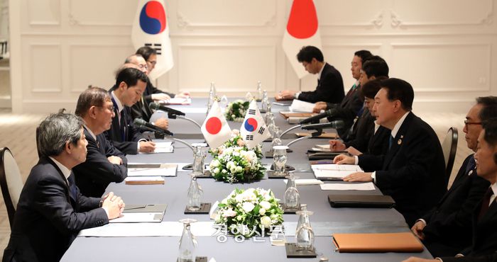 윤석열 대통령과 이시바 시게루 일본 총리가 10일 라오스 비엔티안의 한 호텔에서 정상회담을 하고 있다. 김창길기자