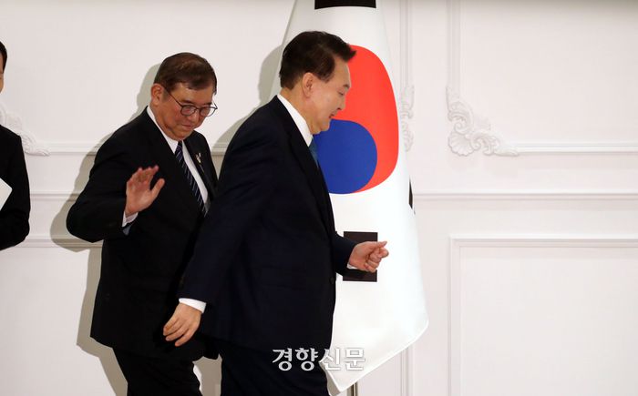 윤석열 대통령과 이시바 시게루 일본 총리가 10일 라오스 비엔티안의 한 호텔에서 정상회담에 앞서 기념촬영을 한 후 회담장으로 이동하고 있다. 김창길기자