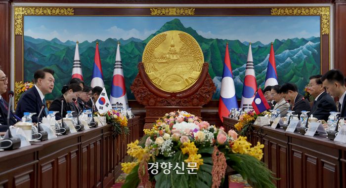 한·아세안(ASEAN·동남아시아국가연합) 정상회의를 위해 라오스를 방문 중인 윤석열 대통령이 10일(현지시각) 오후 통룬 시술릿 라오스 주석과 비엔티안 주석궁에서 확대정상회담을 갖고 있다. 김창길기자