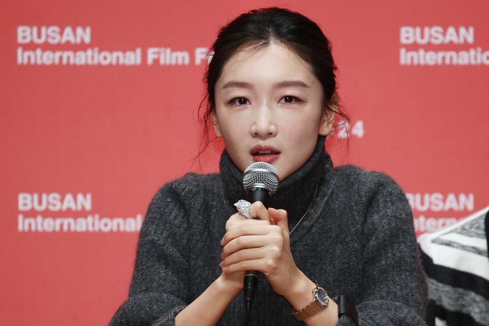 중국 배우 저우동위(주동우)가 4일 부산 신세계백화점 센텀시티점에서 열린 제29회 부산국제영화제 뉴 커런츠 심사위원 기자회견에서 인사말을 하고 있다. 연합뉴스