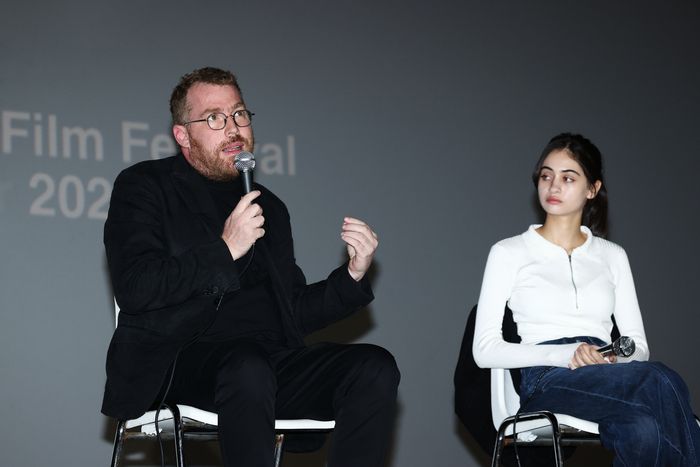 제29회 부산국제영화제에 초청된 이스라엘 영화 <개와 사람에 관하여>의 대니 로젠버그 감독이 5일 부산 해운대구 CGV 센텀시티에서 열린 ‘관객과의 대화’(GV)에서 질문에 답하고 있다. 연합뉴스