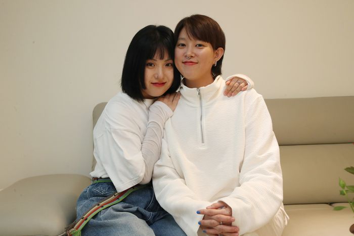 혼인평등소송을 제기하는 황윤하(왼쪽), 박이영글 부부가 3일 서울 종로구에 있는 황윤하씨 어머니 집에서 인터뷰에 앞서 포즈를 취하고 있다. 정효진 기자