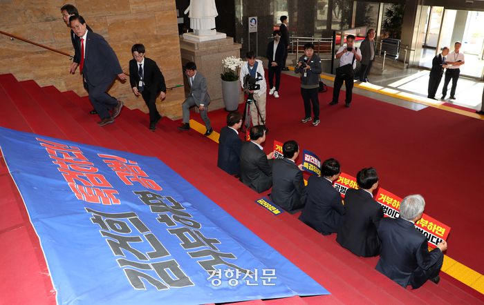 송석준 의원을 비롯한 국민의힘 의원들이 10월 4일 국회 본관 계단에서 김건희 특검 및 순직해병 특검 수용 촉구 천막 농성을 벌이고 있는 야당의원들 사이로 지나가고 있다. /박민규 선임기자