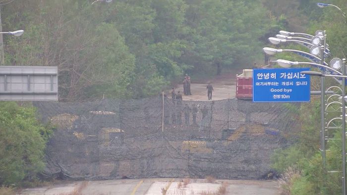 15일 합동참모본부가 제공한 북한의 겨으이선 남북연결도로 폭파 영상 캡쳐.