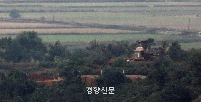 15일 경기도 파주시 오두산전망대에서 바라본 북한의 선전마을이 적막한 모습이다. 김창길기자