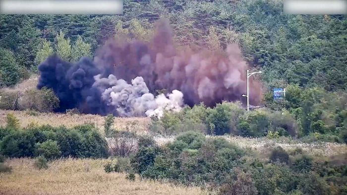 15일 합동참모본부가 제공한 북한의 겨으이선 남북연결도로 폭파 영상 캡쳐.