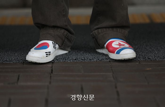 15일 경기도 파주시청 앞에서 평화위기파주비상행동 소속 한 파주 시민이 남과 북을 상징하는 신발을 신고 긴급 기자회견을 하고 있다. 기자회견은 도로 폭파 소식이 전해지기 전에 이루어졌으며 참석자들인 탈북단체의 삐라 살포를 자제해달라고 촉구했다. 김창길기자