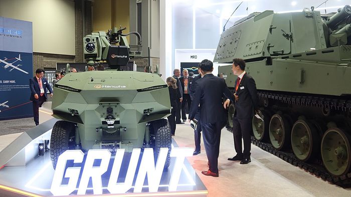 AUSA 2024에서 신형 다목적무인차량 ‘그런트’를 둘러보는 관람객. 한화 제공