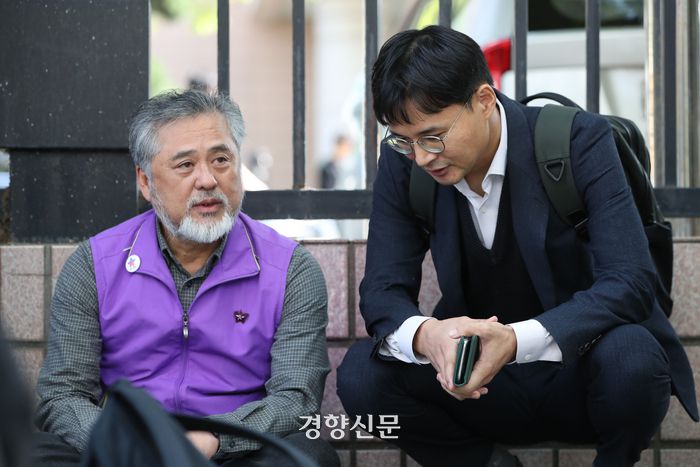 이정민 이태원참사 유가족협의회 운영위원장이 백민 변호사와 이야기를 나누고 있다.