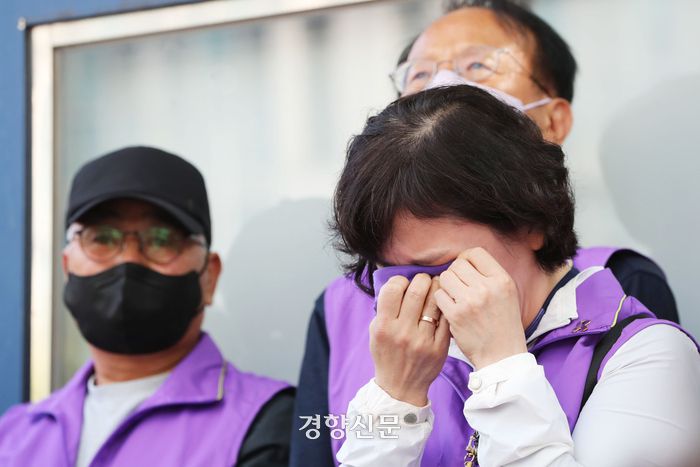 서울 마포구 서울서부지법에서 김광호 전 서울경찰청장의 이태원 참사 부실 대응 관련 1심 선고에 대해 무죄 판결이 내려진 17일 이태원 참사 유가족이 눈물 흘리고 있다. 한수빈 기자