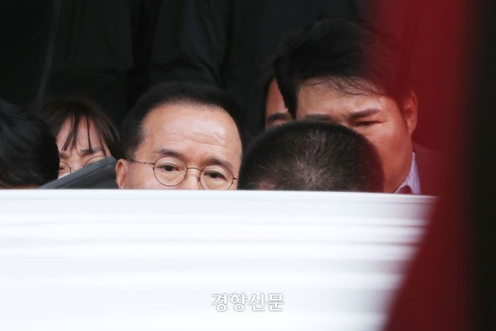 김광호 전 서울경찰청장이 서울 마포구 서부지법에서 열린 1심 선고 공판에서 무죄를 선고받은 뒤 법원을 나서고 있다.