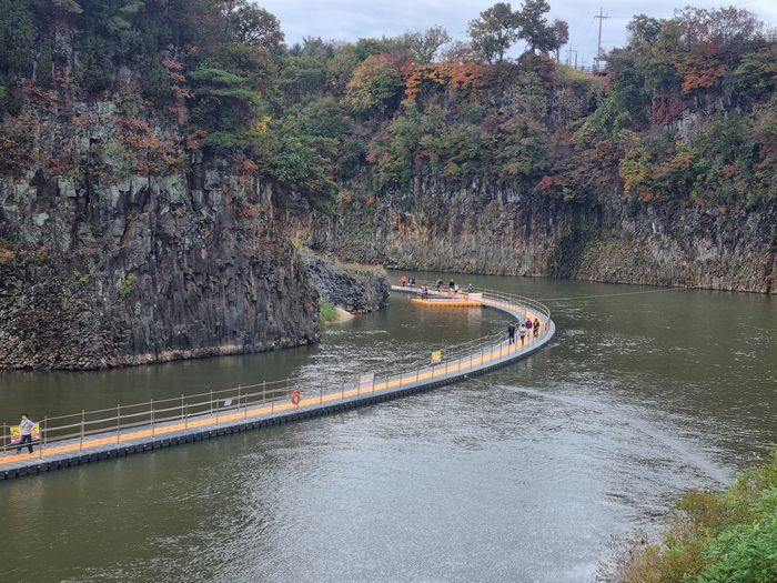 물 위에 부교를 띄워 트레킹을 즐길 수 있도록 만든 인공길인 ‘한탄강 물윗길’ 전경. 철원군 제공